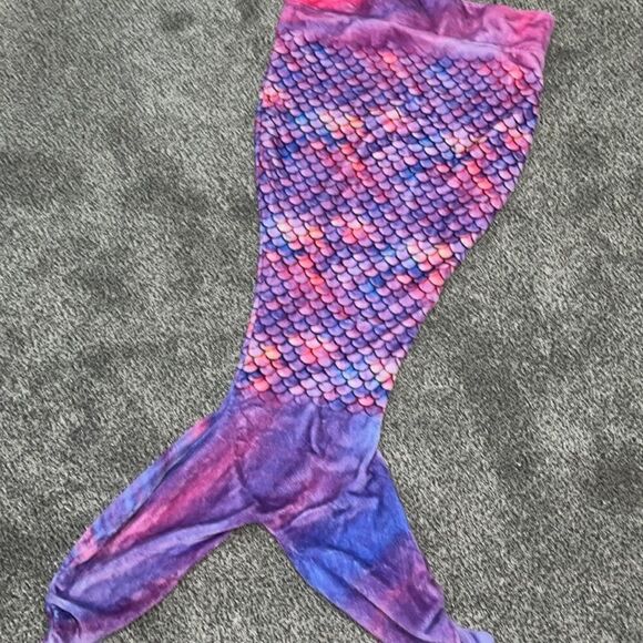 Comfy Tails - Mermaid Throw - Pink and Purple - Picture 1 of 3